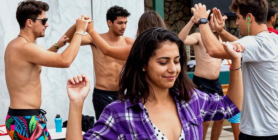 সোনার চেয়ে বড় হিসাব: গান চিং হুইয়ের ১৬ মিনিট, আর জলের দেশের খালি খাতা